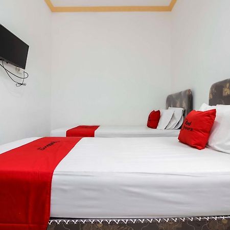 Hotel Reddoorz Near Sam Ratulangi Airport Manado Esterno foto