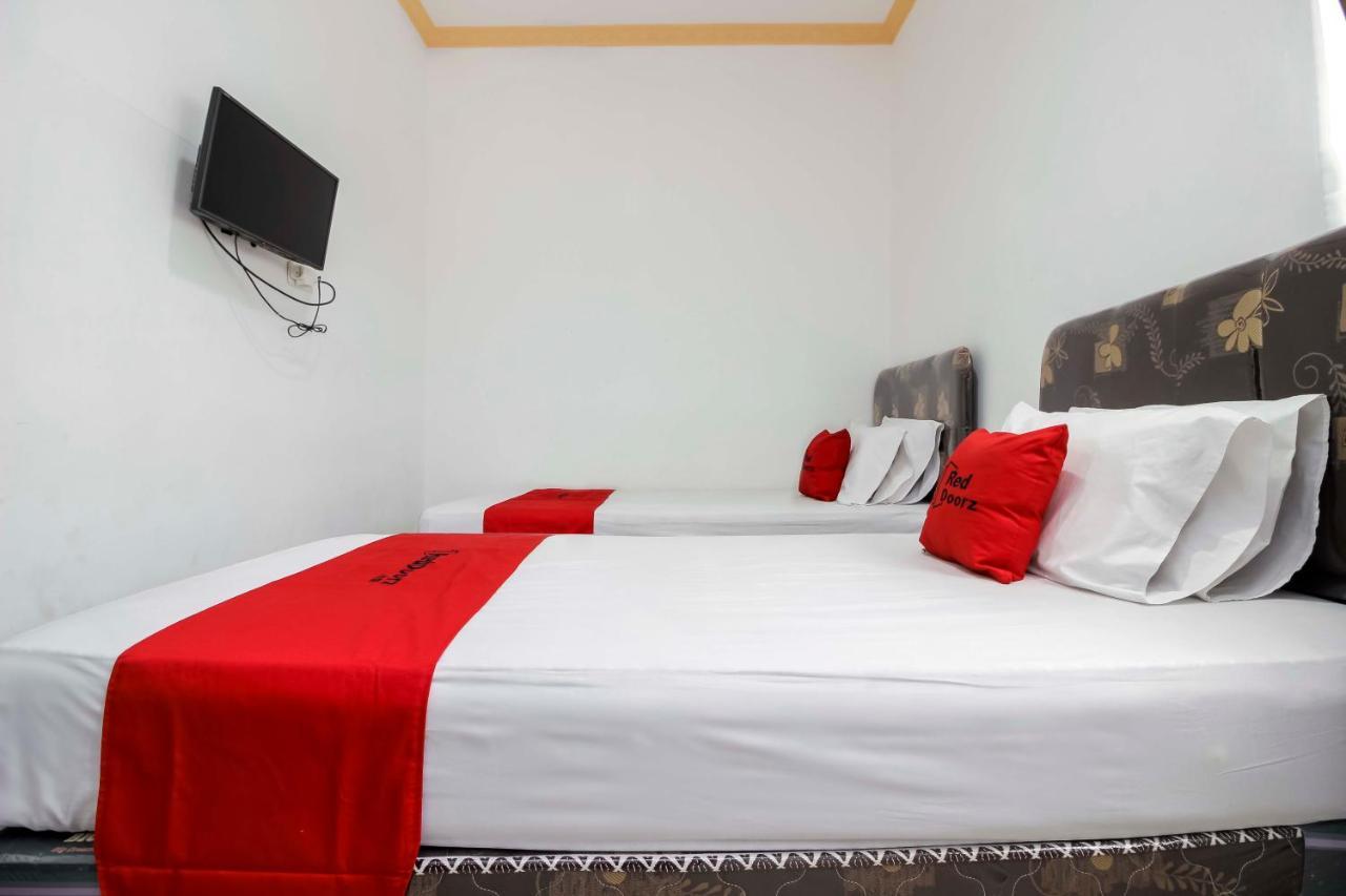 Hotel Reddoorz Near Sam Ratulangi Airport Manado Esterno foto