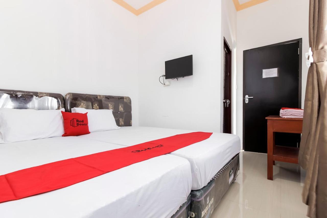Hotel Reddoorz Near Sam Ratulangi Airport Manado Esterno foto