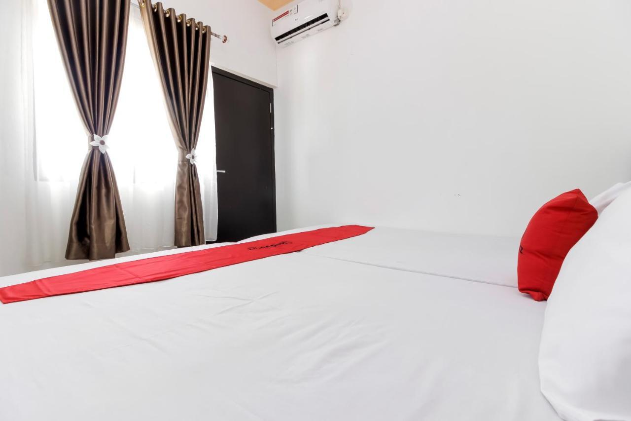 Hotel Reddoorz Near Sam Ratulangi Airport Manado Esterno foto